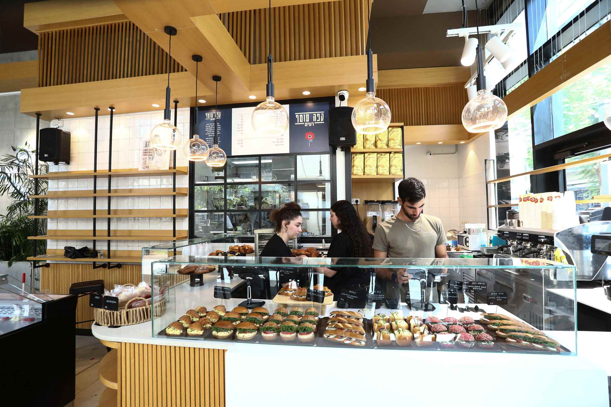 Le Café Otef-Réïm. Chaîne de cafés gérés par des membres évacués des communautés des kibboutzim du sud.