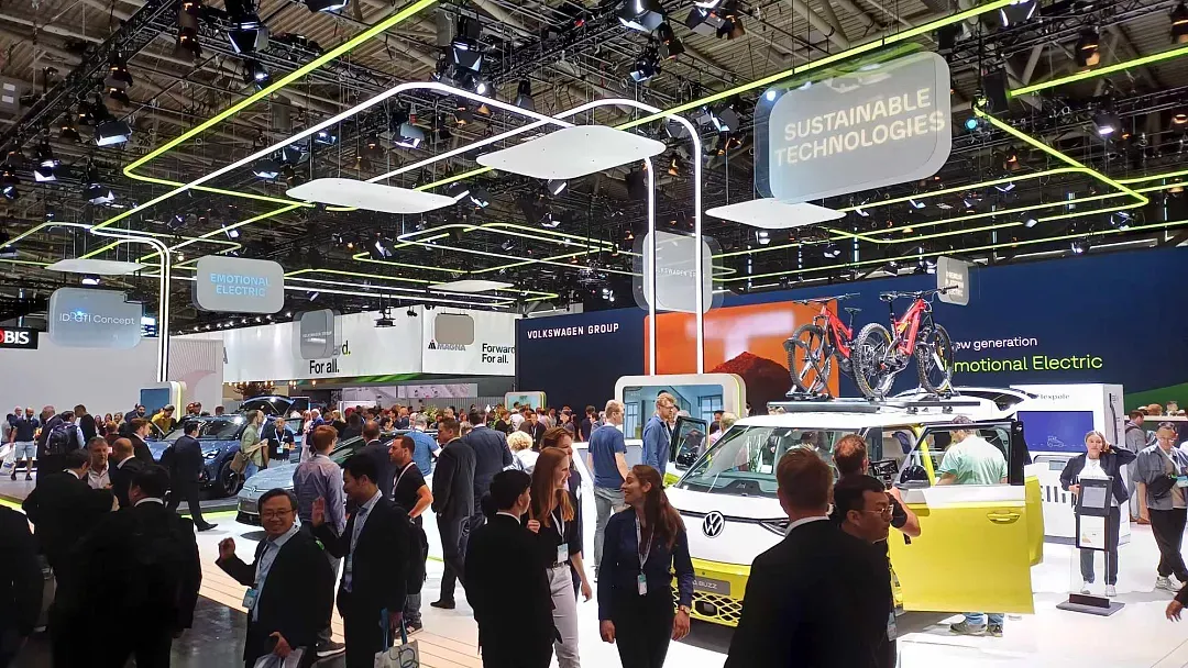 Des centaines d’israéliens au Salon de l’automobile de Munich qui a ouvert ses portes le 16 Septembre.