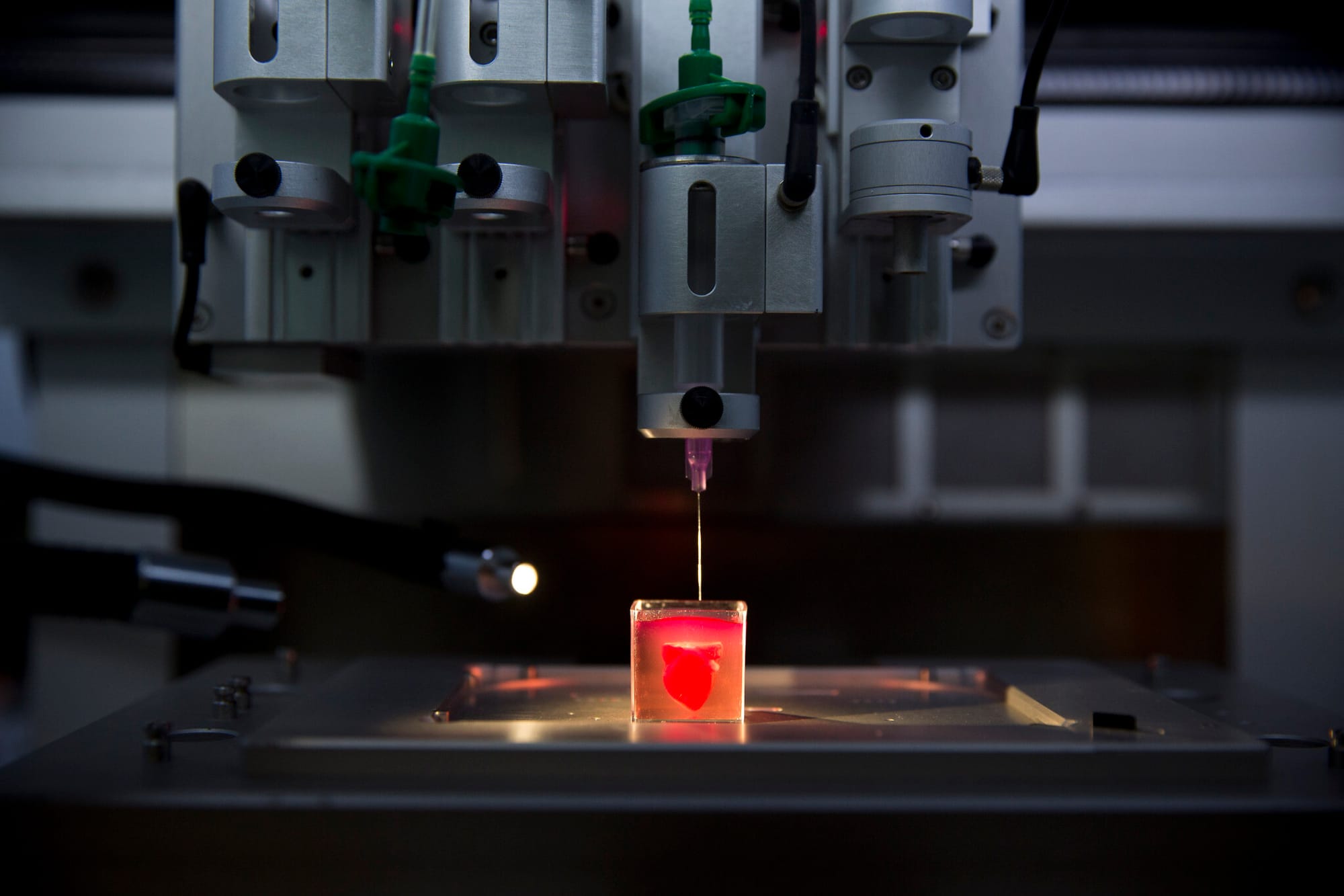 Tel-Aviv University. Une imprimante 3D imprimant un cœur avec des tissus humains.