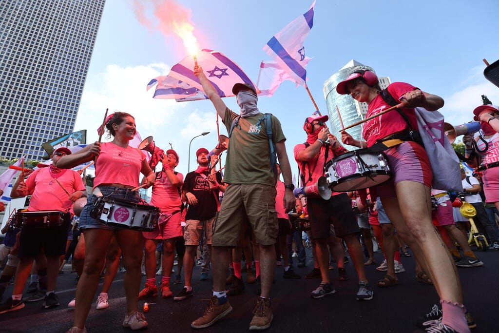 Des manifestants bloquent l’entrée de la Bourse de Tel Aviv.