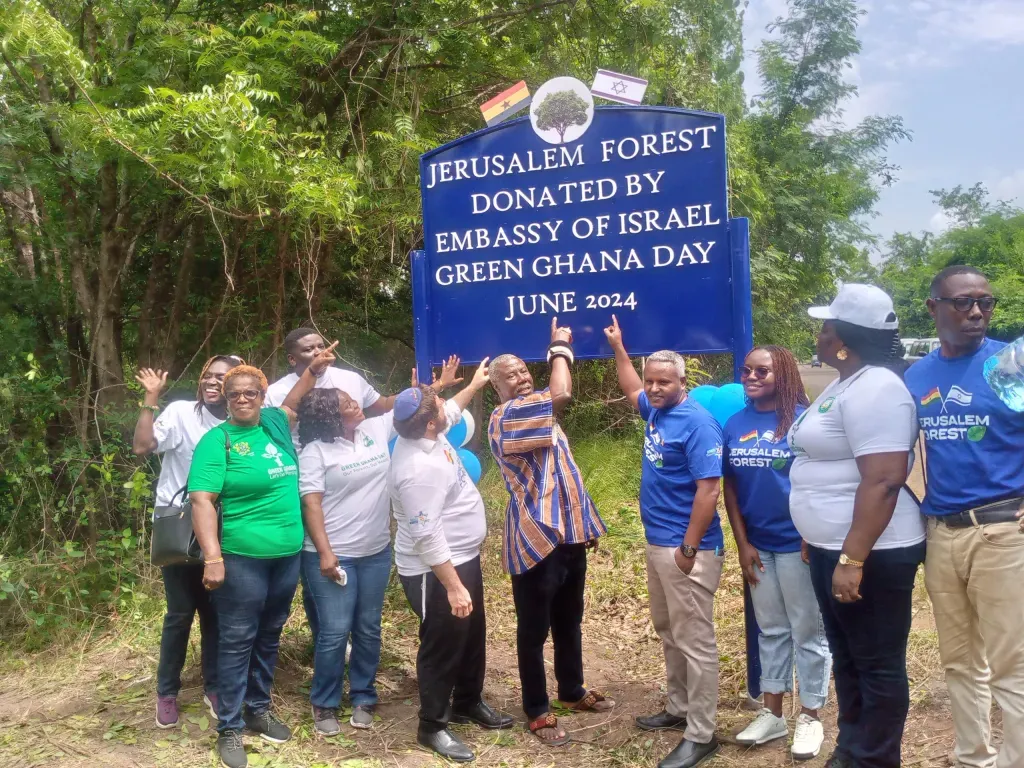 Journée du Ghana vert : l’ambassade israélienne plante plus de 1 000 arbres dans la « forêt de Jérusalem ».