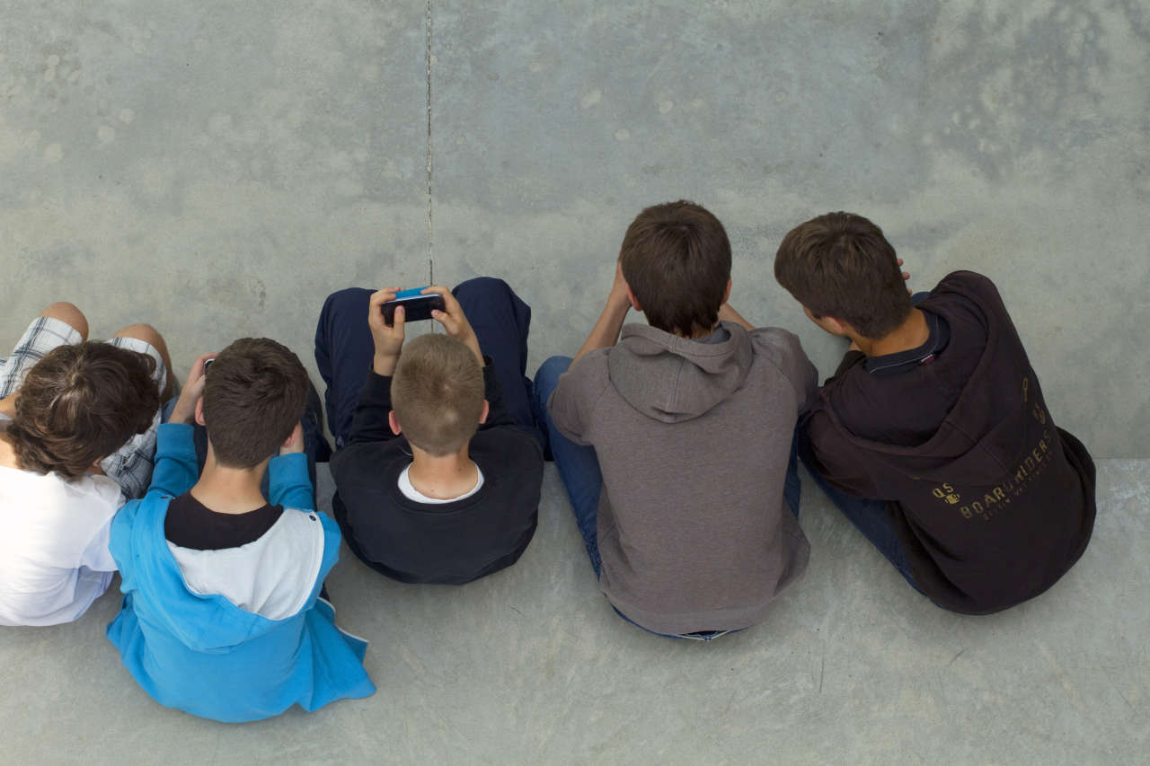 Interdire les portables en classe. France, Israël, Pays-Bas… Ses jeunes israéliens qui envoient des SMS pendant les cours.