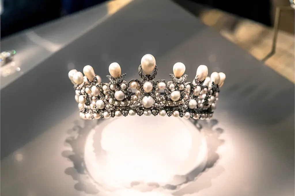 A Ramat Gan, les diamantaires israéliens suivent avec passion l’enquête sur le cambriolage des « bijoux Napoléon » au Louvre.