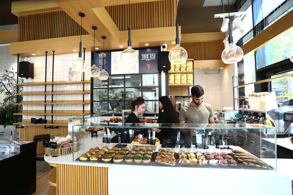 Le Café Otef-Réïm. Chaîne de cafés gérés par des membres évacués des communautés des kibboutzim du sud.