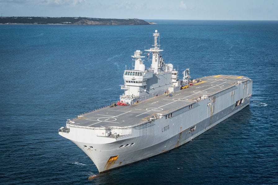 La France décide l’envoi du porte-hélicoptères Dixmude, configuré pour fournir un soutien hospitalier à Gaza.