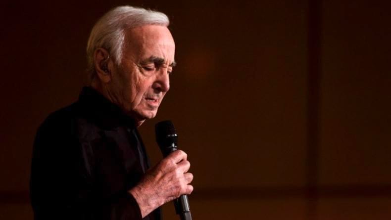 Charles Aznavour, une place privilégiée et rare faite par Israël au chanteur inoubliable.