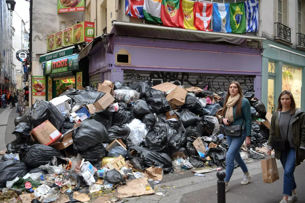 10 000 tonnes de déchets dans Paris. Les touristes israéliens n’en reviennent pas.