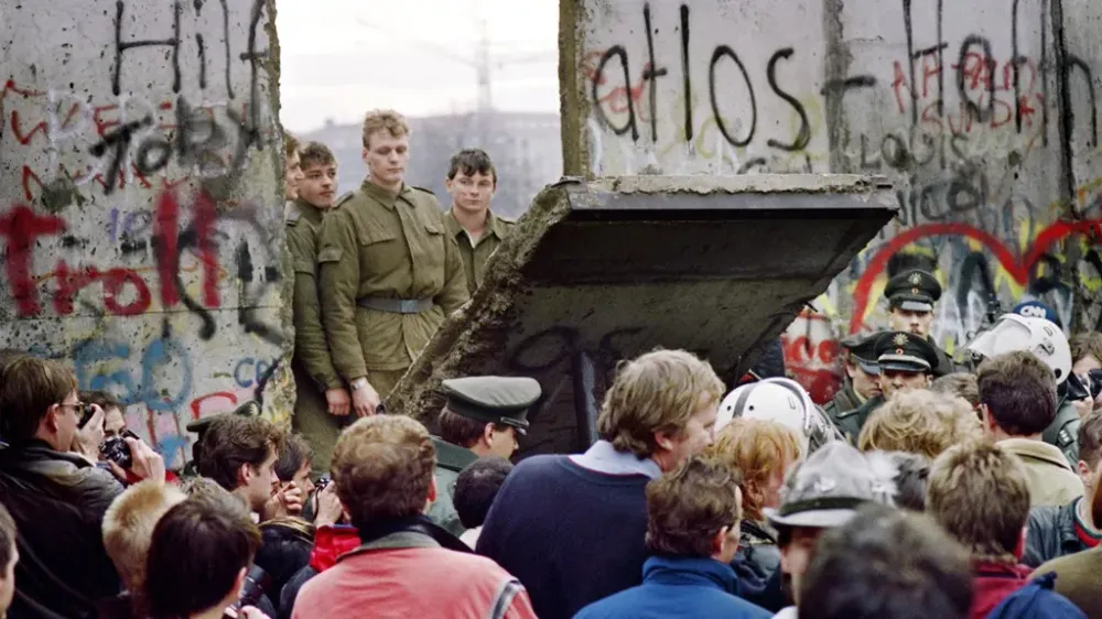 Le 9 novembre 1989. La chute du Mur de Berlin. De nombreux israéliens invités par l’Allemagne pour des célébrations.