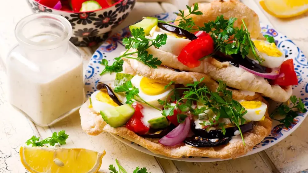 Célébré en Israël. Le Sabish, un sandwich moelleux et plein de saveurs.