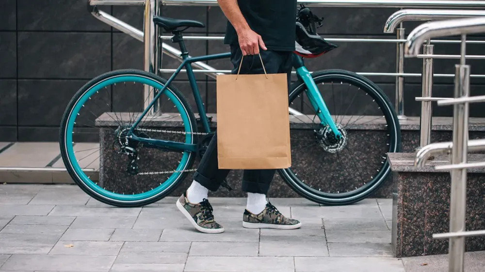 Les livreurs Deliveroo et Uber Eats, un sujet politique en France. Et en Israël?