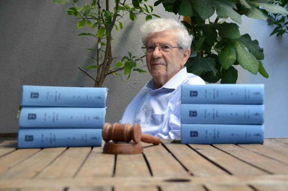 L’ex juge de la Cour suprême, Aharon Barak, défendra Israël à La Haye.