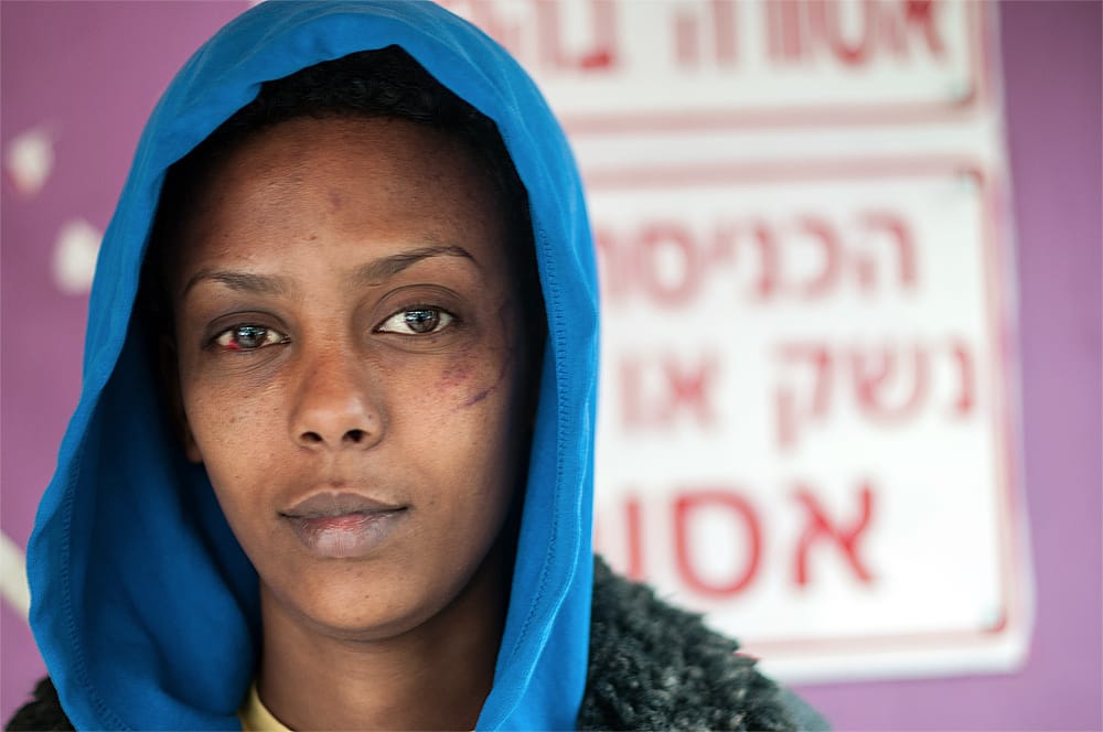 Inciter les migrants africains et les demandeurs d’asile à quitter Israël.