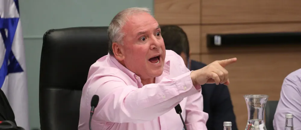 Le comportement grossier et agressif de nombreux députés de la Knesset.