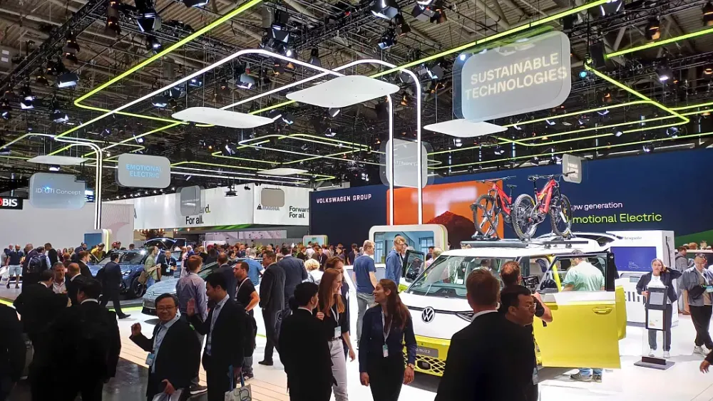 Des centaines d’israéliens au Salon de l’automobile de Munich qui a ouvert ses portes le 16 Septembre.