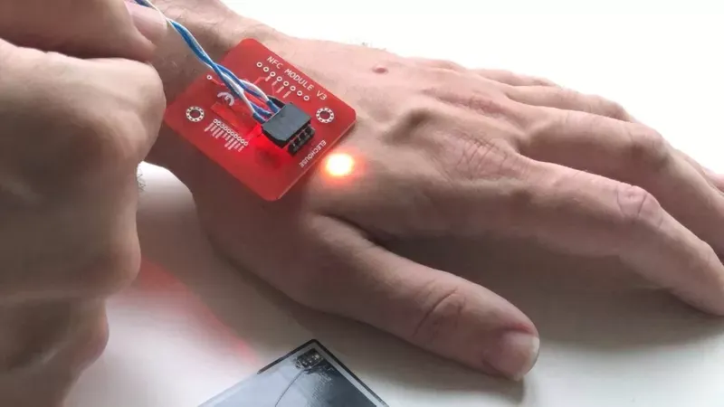 Un implant qui peut être utilisé pour payer une boisson à Tel-Aviv?