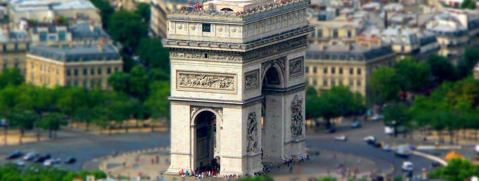 Shoah. Emmanuel Macron a ravivé la flamme sous l’Arc de Triomphe.