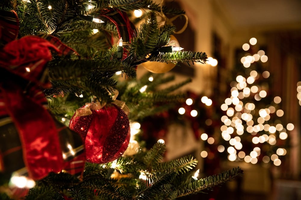 Bethléem Noël. Les paroissiens chantent en arabe : « Le Messie est né, alleluia ! ».
