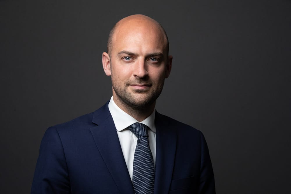 Jean-Noël Barrot, le ministre français des affaires étrangères, a du mal à cacher son émotion quand il échange avec les parents de jeunes Franco-Israéliens assassinés.