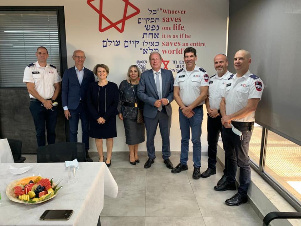L’Ambassadeur de France et la Consule en visite au MDA (Magen David).