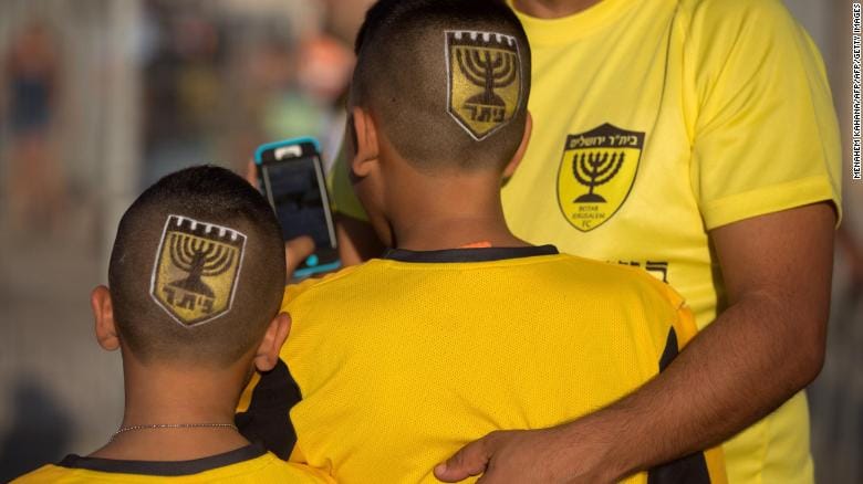 Israël, foot et money. Sale temps pour le propriétaire du Beitar, Moshe Hogeg.