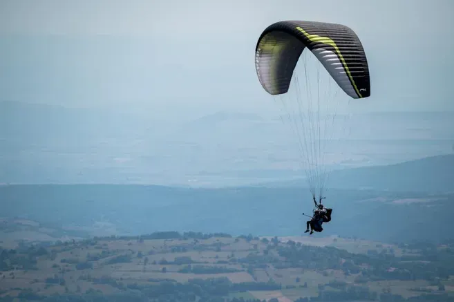 Des terroristes infiltrés en Israël à l’aide de parapentes par mer et par terre.