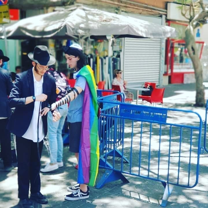 Tel-Aviv. Cette photo est devenue très célèbre. Le Lubavitch et le jeune gay…