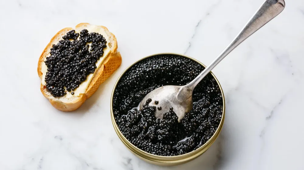 C’Noël pour les riches. Les touristes israéliens fortunés achètent chez Petrossian (Paris) un « bijou gourmand surréaliste ».
