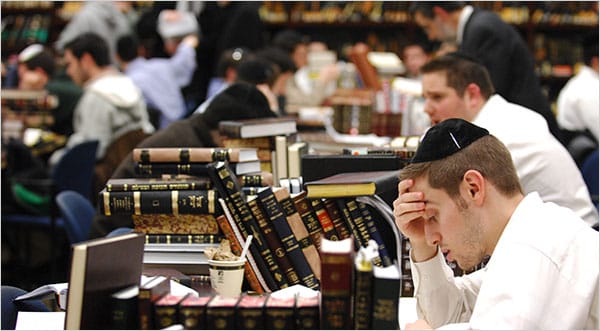 Emeutes violentes. Attaqué à Tel-Aviv Yafo, le Rav Mali qui dirige une Yeshiva.
