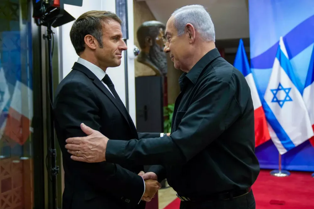 Emmanuel Macron à Jérusalem, la Capitale de l’Etat Hébreu. « Les opérations ciblées menées par Israël à Gaza sont une nécessité absolue, et la France est à vos côtés ».