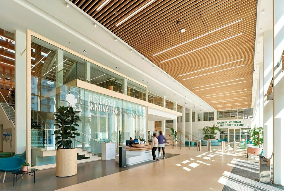 Les israéliens qui visitent Danone sont en admiration. ‘In’Cube dressé au cœur du cluster scientifique de Paris-Saclay.