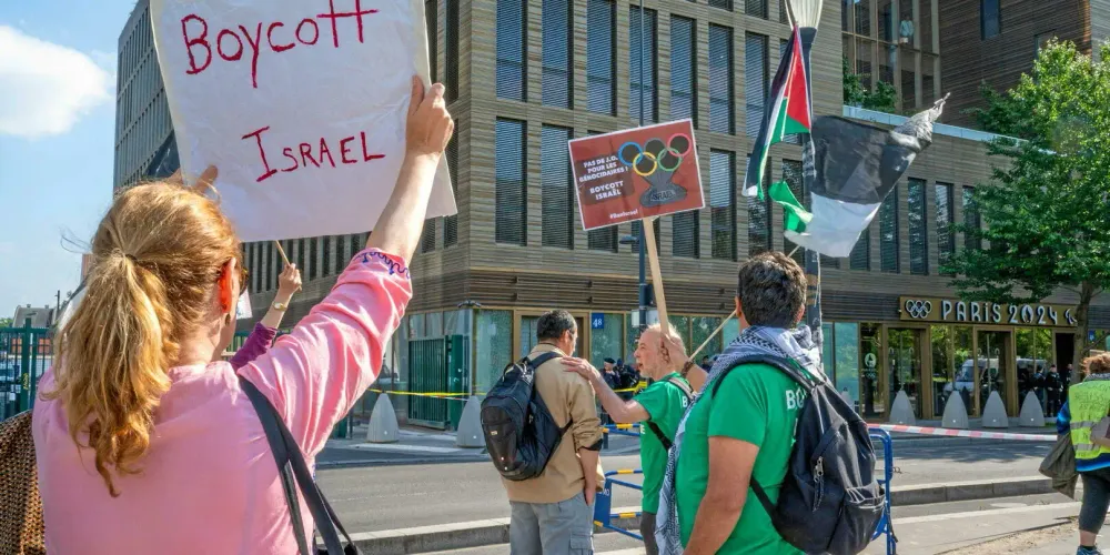Israël perd près de 60 % d’investissements étrangers. L’isolement croissant d’Israël au sein de la communauté internationale.