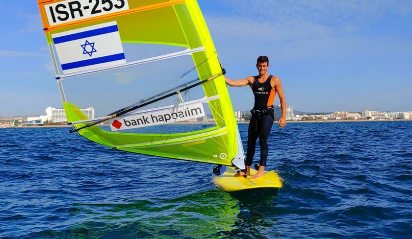 Aider les véliplanchistes israéliens à décrocher une médaille olympique.