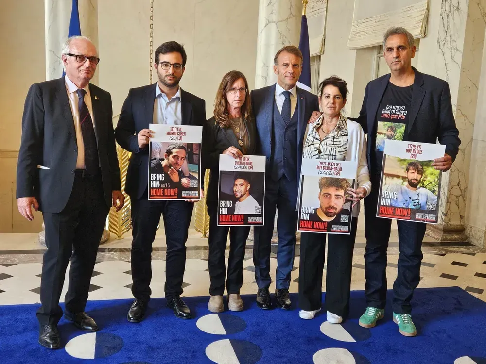 Une délégation représentant les familles des otages a été reçue par Emmanuel Macron.
