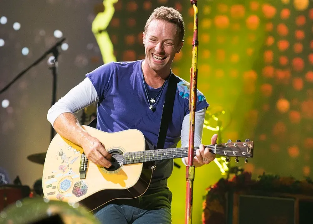 « Bring them home », « Ramenez-les à la maison ».  Le groupe Coldplay pro-Israël lors d’un concert à Bucarest, en Roumanie.