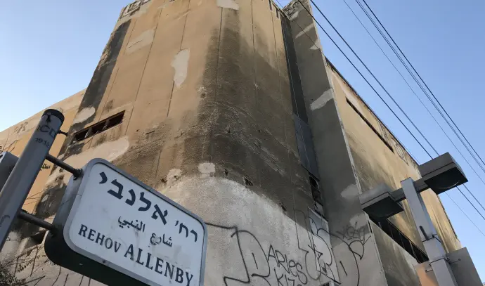 Terrorisme. Un mort. Attentat odieux au coeur de Tel-Aviv, Rehov Allenby/Montefiore. Quel pays! Crazy! Accrochez vous…