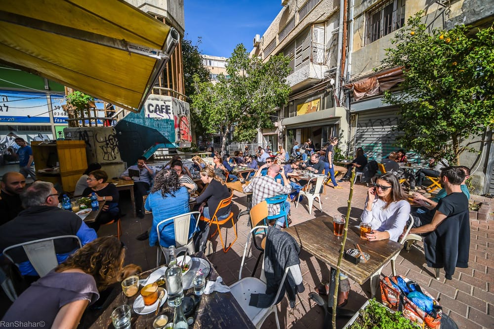 Un brunch savoureux chez Tony ve Esther à Tel-Aviv : des œufs parfaits et une ambiance cosy
