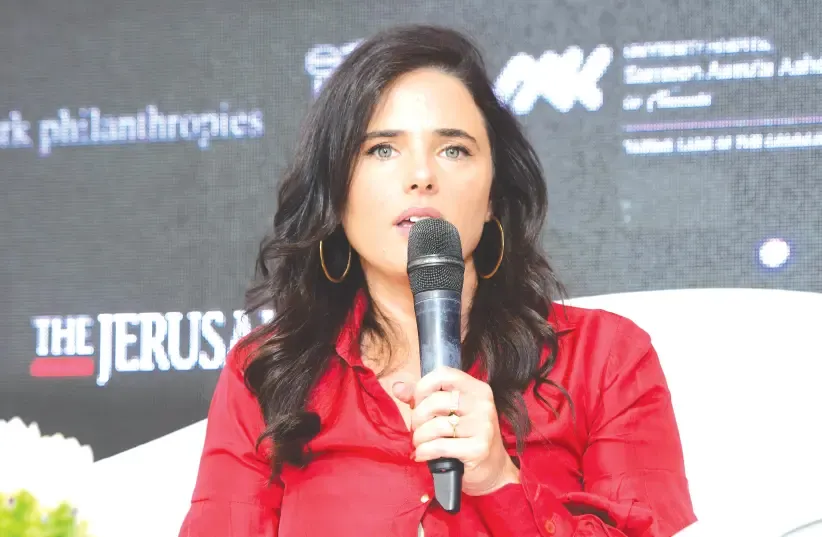 L’équipe Hapoel Beer Sheva remercie Ayelet Shaked. Pourquoi donc?