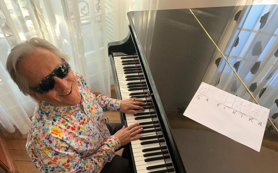 Sur Radio J, en direct. Une émission offerte au chanteur Gilbert Montagnié, rencontré dans un restaurant de plage à Tel-Aviv.