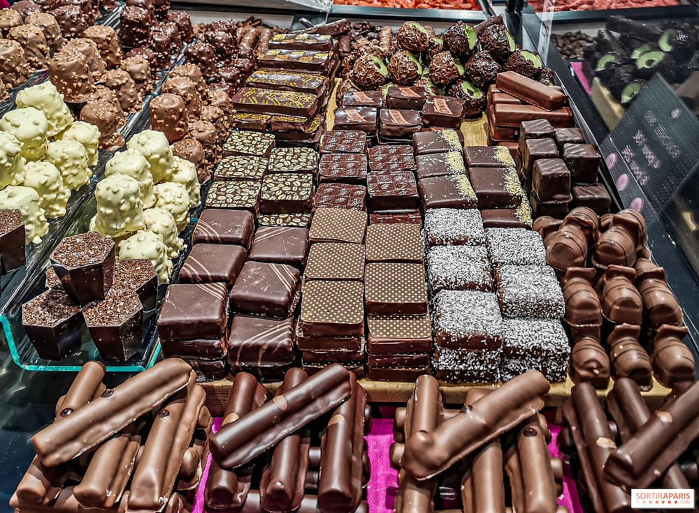 Anti stress, avec un morceau de chocolat en bouche.