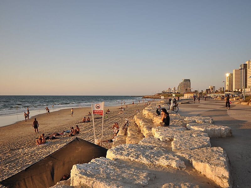Les Sirènes d’alerte à la roquette hurlent. Panique sur la Tayelet de Tel-Aviv.