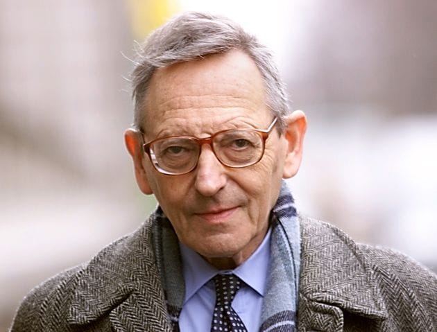 Né à Paris dans une famille juive, le professeur François Gros a disparu.
