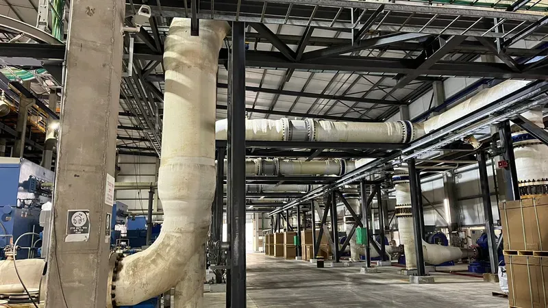 Des Corses visitent la plus grosse usine de désalinisation d’eau de mer d’Israël.