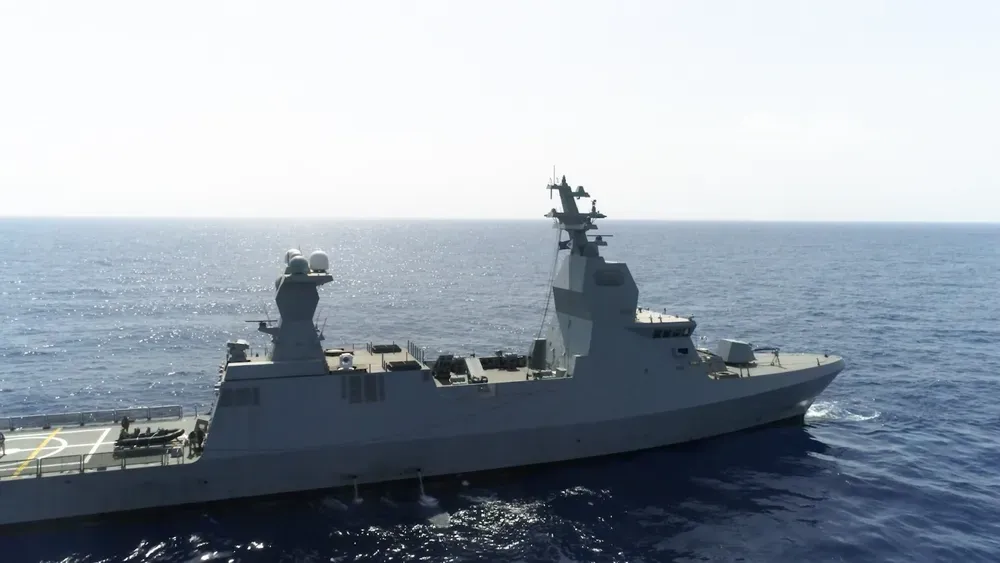 Une première. Un navire de missiles Sa’ar 6 israélien navigue dans la mer Rouge.