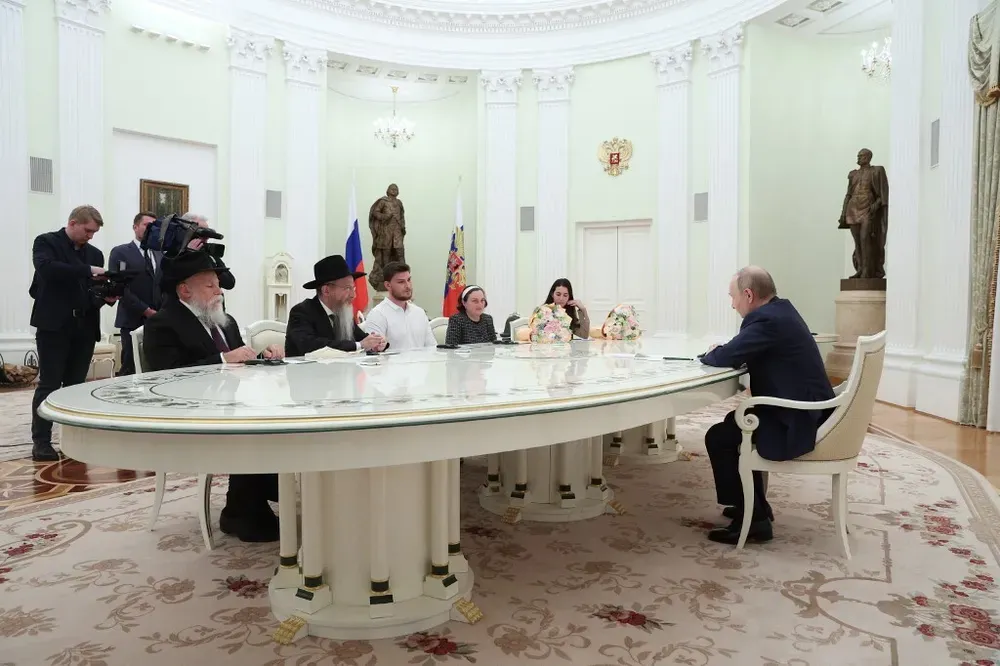 Image incroyables! Vladimir Poutine a reçu au Kremlin des anciens otages libérés de Gaza. Sacha Tropanov.