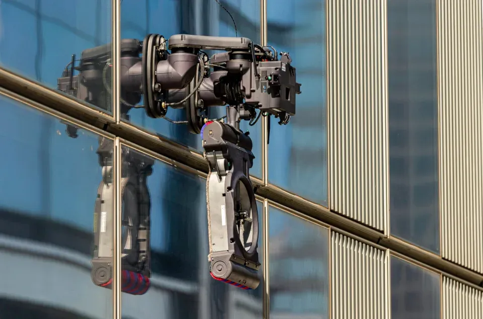 Radio J. Verobotics. Un merveilleux robot israélien qui nettoie les Gratte-Ciel de Hong Kong.