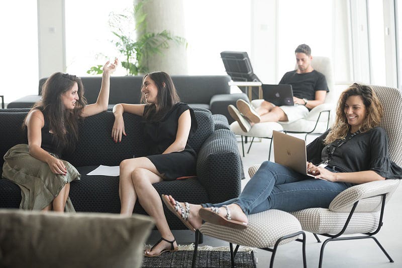 Question à IsraelValley. Est-ce vrai, qu’avec l’attaque de missiles iraniens sur Tel-Aviv, les espaces de coworking sont devenus très populaires?