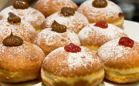 A Ashdod. Pour Hannoucah, des soufganiots (beignets) vendus 100 shekels, avec des grains d’or.