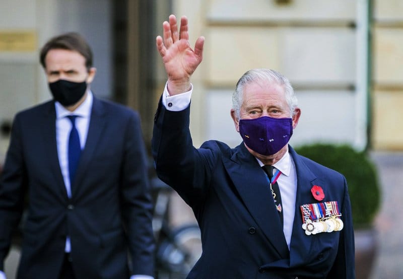 Le Prince Charles fait une donation au « Centre Peres pour la Paix » (Tel-Aviv).