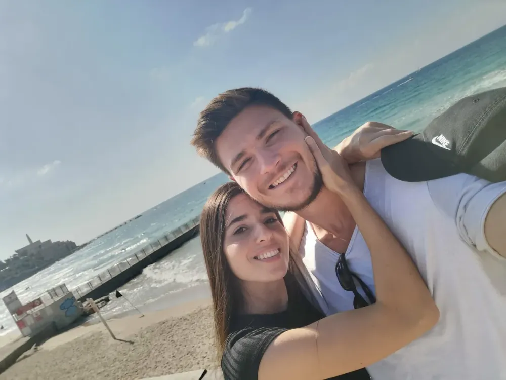 Mazal Tov! Sasha Troufanov et Sapir Cohen, anciens otages, ont annoncé leurs fiançailles.