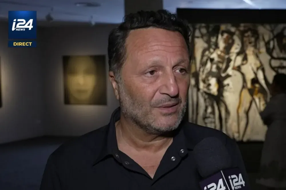 Arthur mobilise l’art israélien à Tel Aviv un an après le drame qui a frappé le pays le 7 octobre.
